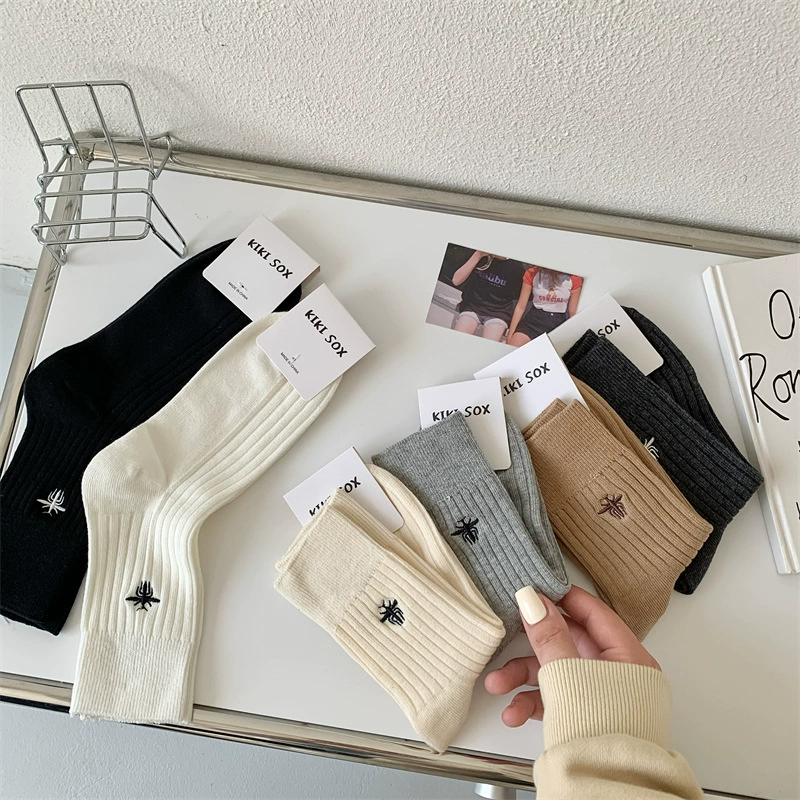 Новые осенне-зимние носки для женщин, хлопковые ребристые носки с вышивкой в виде пчелы, чисто черные женские носки средней длины.