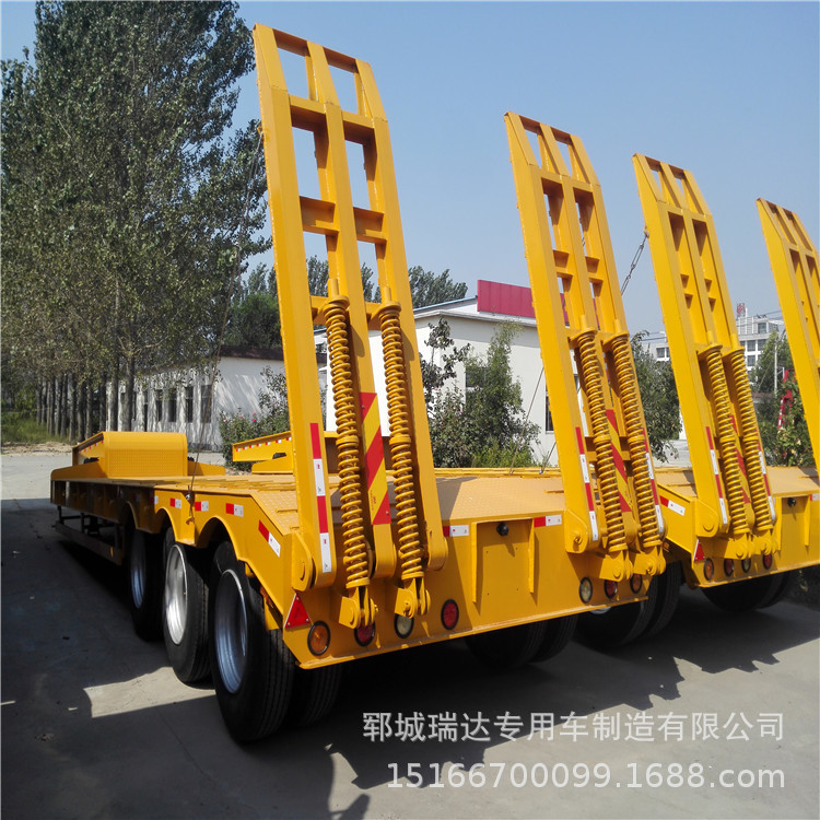 两桥30吨工程机械 新规低平板半挂车限载标准价格|ru