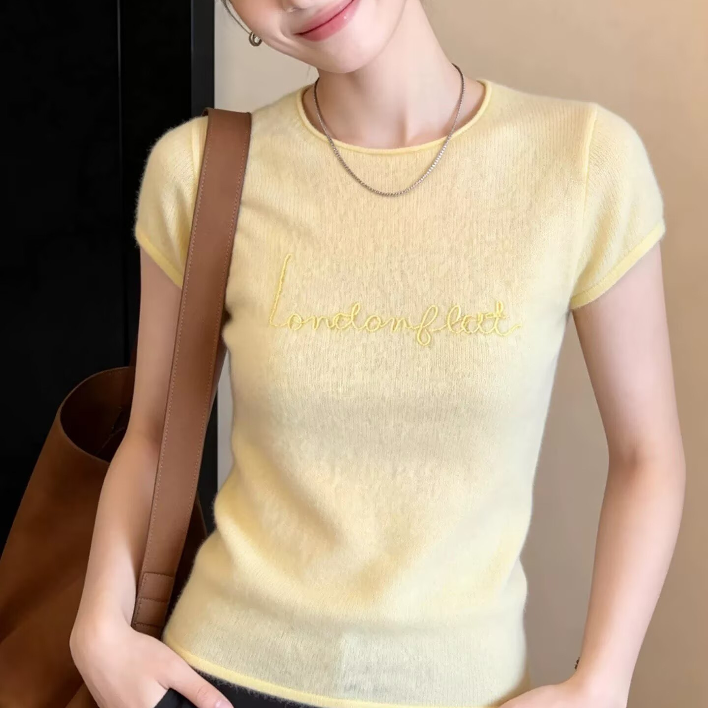 Áo thun nữ tay lửng thêu hoa chất liệu len lụa mát mẻ — màu vàng chi tiết 2