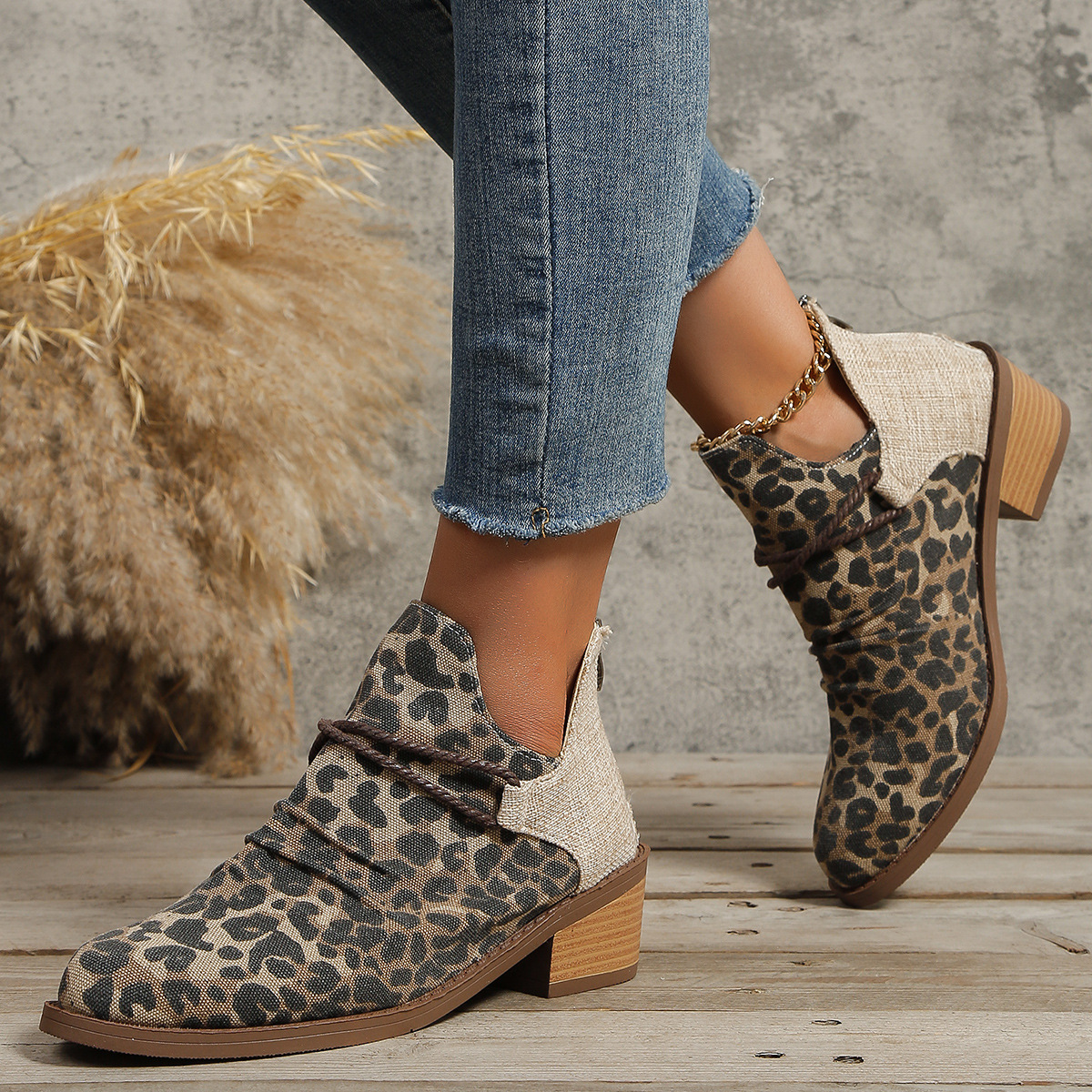 Damenschuhe 2024 Herbst und Winter neue spitze Zehenpartie mit quadratischem Absatz und Leopardenmuster, modische kurze Stiefel für Damen in großen Größen_voghion.com