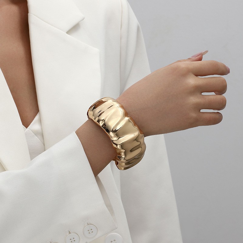Joyería popular transfronteriza europea y americana, simple y moderna, pulsera de metal hueca de borde ancho, única y llamativa.
