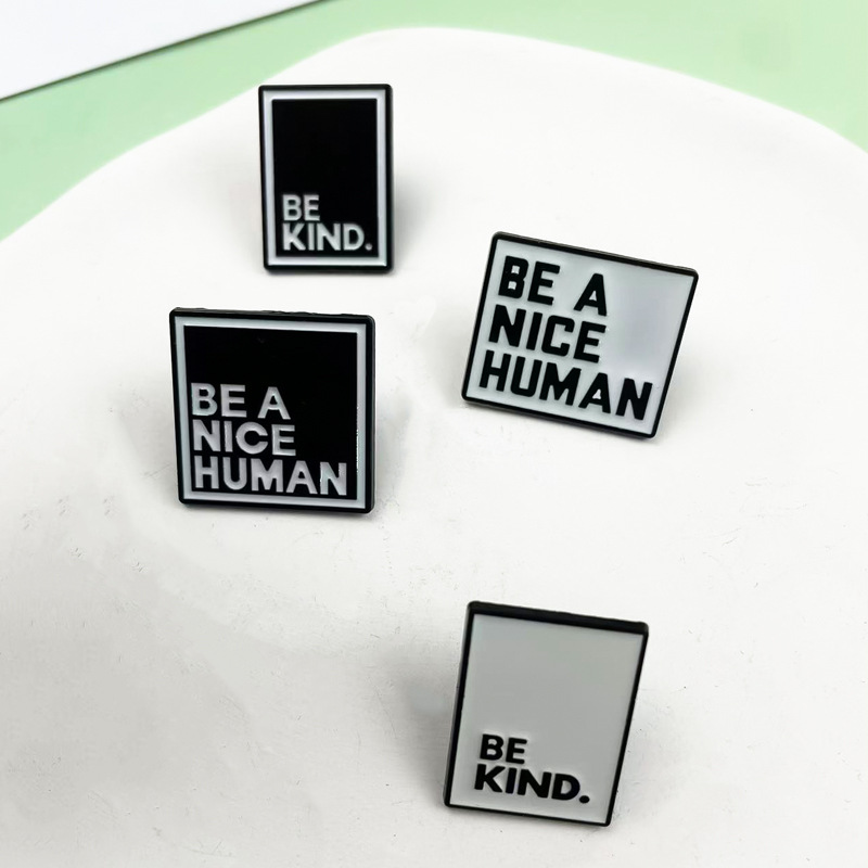 Broche de metal de etiqueta geométrica en blanco y negro Insignia de accesorios de ropa en inglés simple Insignia de decoración de moda transfronteriza Insignia de cuello