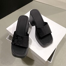 �Ɍ������r��ŮЬ���Ÿ��F�Wҫ��Ь¡�ر����A������L�ٴ�2026