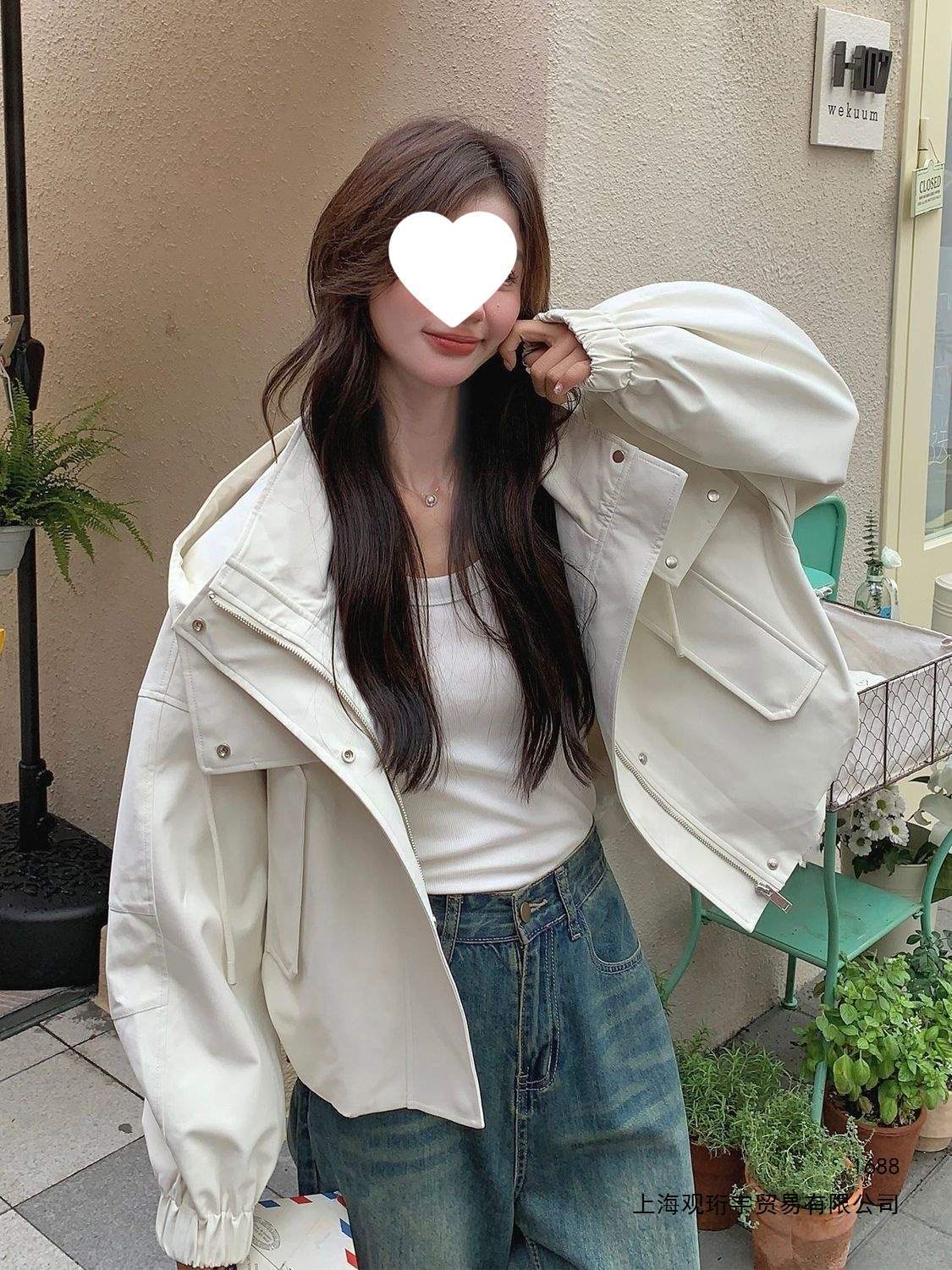 Off-white hooded workwear windbreaker, women's short jacket, autumn 2026 new style, petite casual jacket top