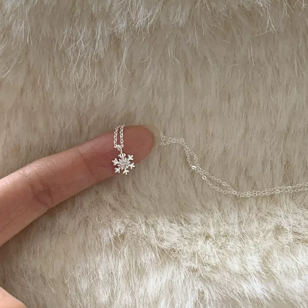 Zircon Snowflake Necklace for Women, Simple and Unique Ins-Style Design, Commuter Pendant, Clavicle Chain, Holiday Gift for Girlfriend