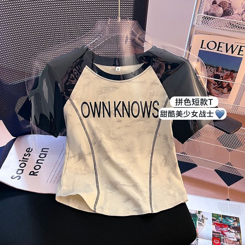 Camiseta de manga corta con sentido de diseño decorativo de línea brillante de color de contraste americano para mujer verano 2024 nuevo estilo suelto y delgado top de talla grande