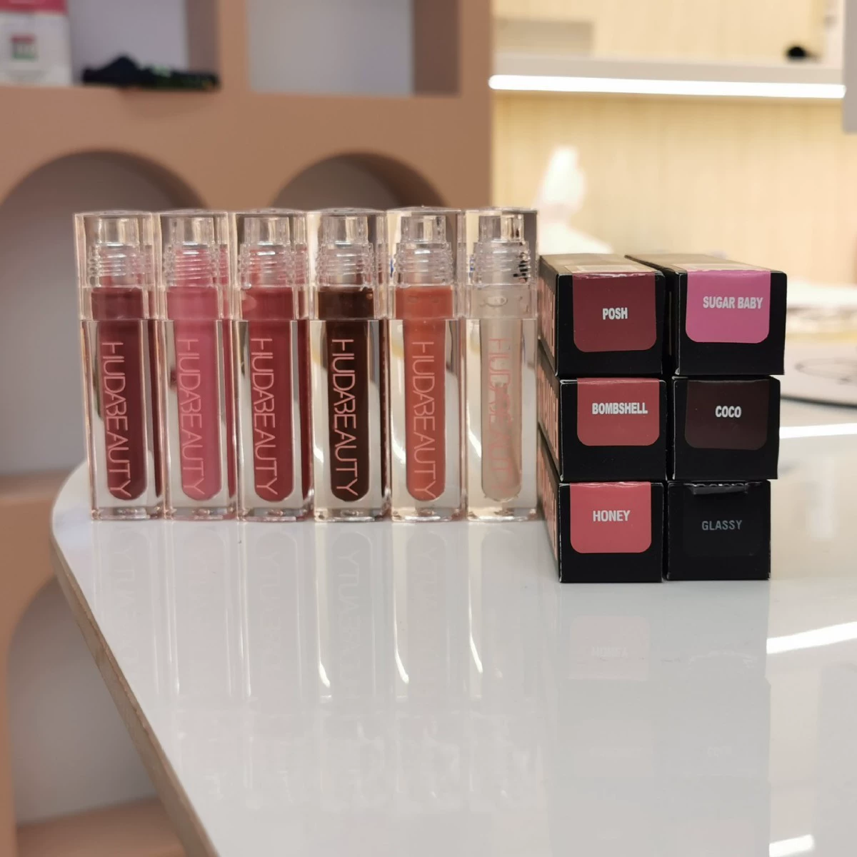 Блеск для губ (HudaBeauty Faux Filler) — кремовый глянец, оттенки Coco/Posh/Bombshell и др.