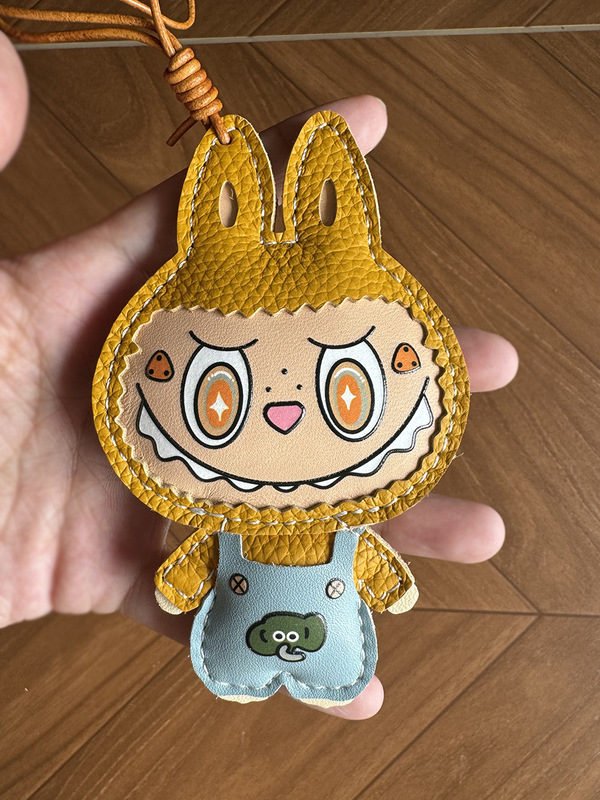 手作りのクリエイティブな本革製品、龍翔革模様の布ペンダント、ギフト漫画ペンダント、かわいい装飾、ZHでカスタマイズ可能|undefined