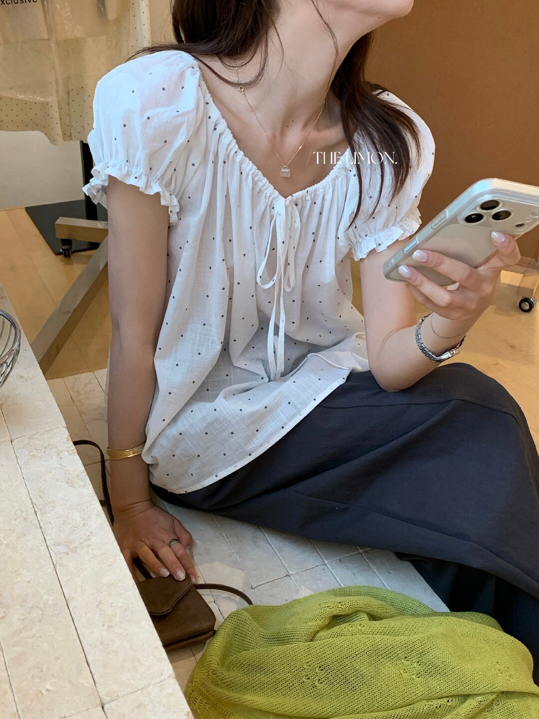 Áo sơ mi nữ tay bồng chấm bi phong cách Nhật, cổ dây rút, dáng suông trẻ trung — màu đen, màu trắng, xanh lá cây chi tiết 30