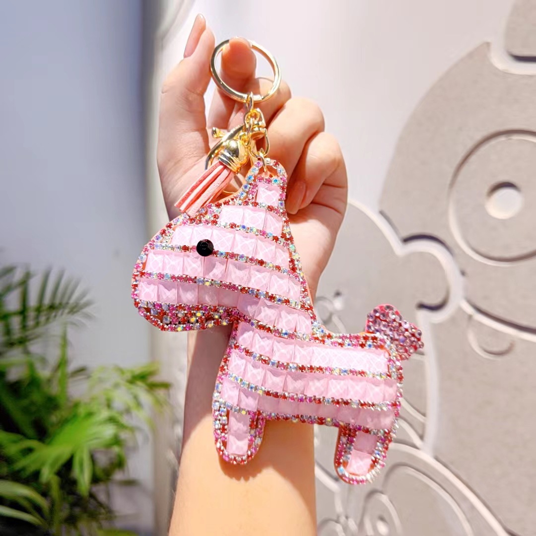 韓国のかわいいダイヤモンドの馬の子供の鍵は自動車のキーチェーンの女性のファッションのカバンのペンダントの小さい贈り物の卸売りを掛けます。