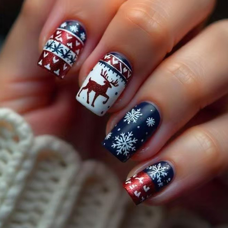 Short Christmas dark blue fake nails, 24-piece nail art set, red reindeer fake nails, white snowflake gradient