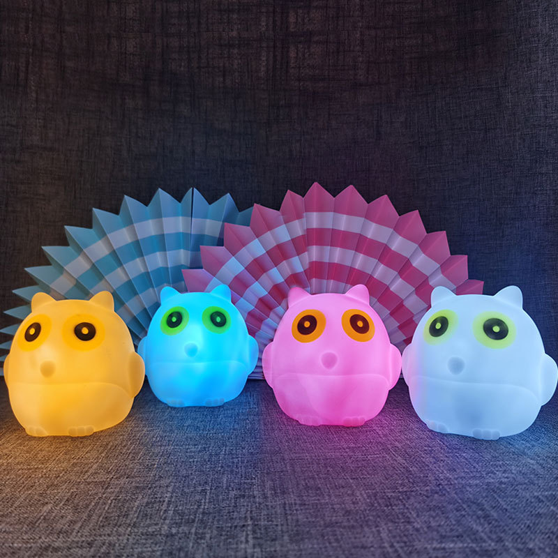 卸売りの露店のアイデアのおもちゃのフクロウの発光のかわいいledの小さい夜の明かりのベッドのヘッドライトのゴムのおもちゃ|undefined