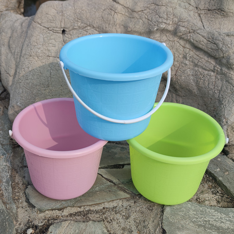 家用塑料彩桶 儿童海边沙滩玩具游戏小水桶 加厚彩色草莓桶批发