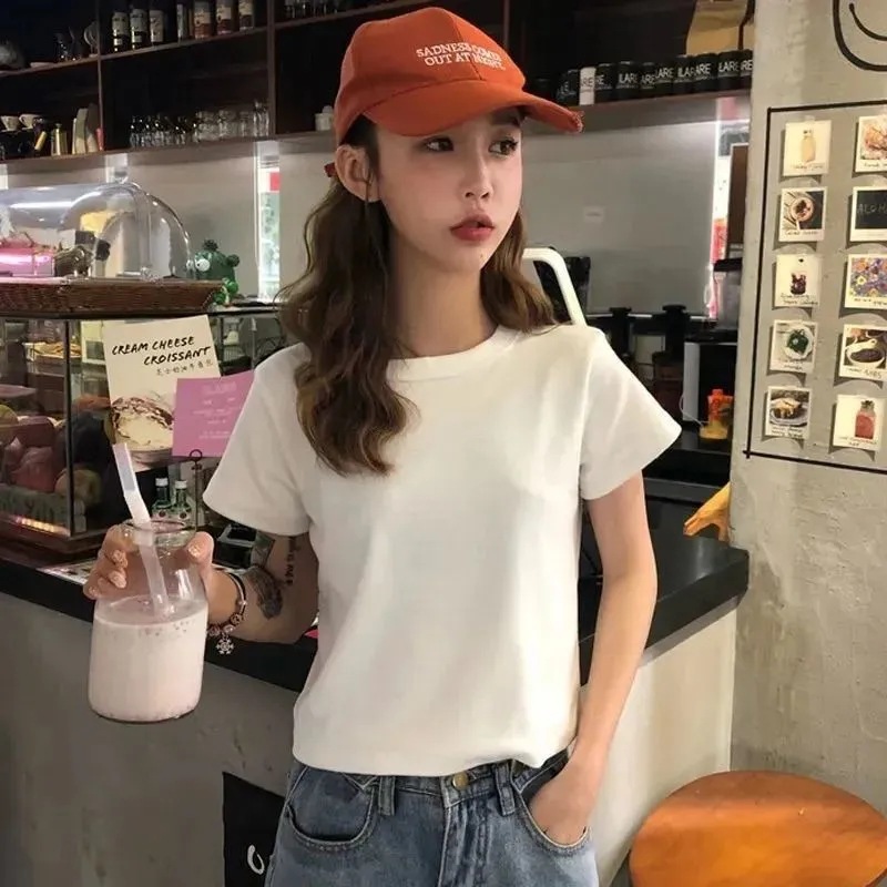 お茶のセットはワンピースを着ています。女性の夏のデザイン感があります。