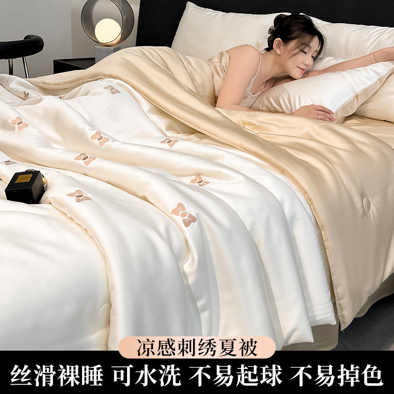 Edredón fresco de verano de seda de hielo de cuatro piezas 2025 nuevo estilo sedoso para dormir desnudo, colcha de aire acondicionado se puede lavar a máquina verano