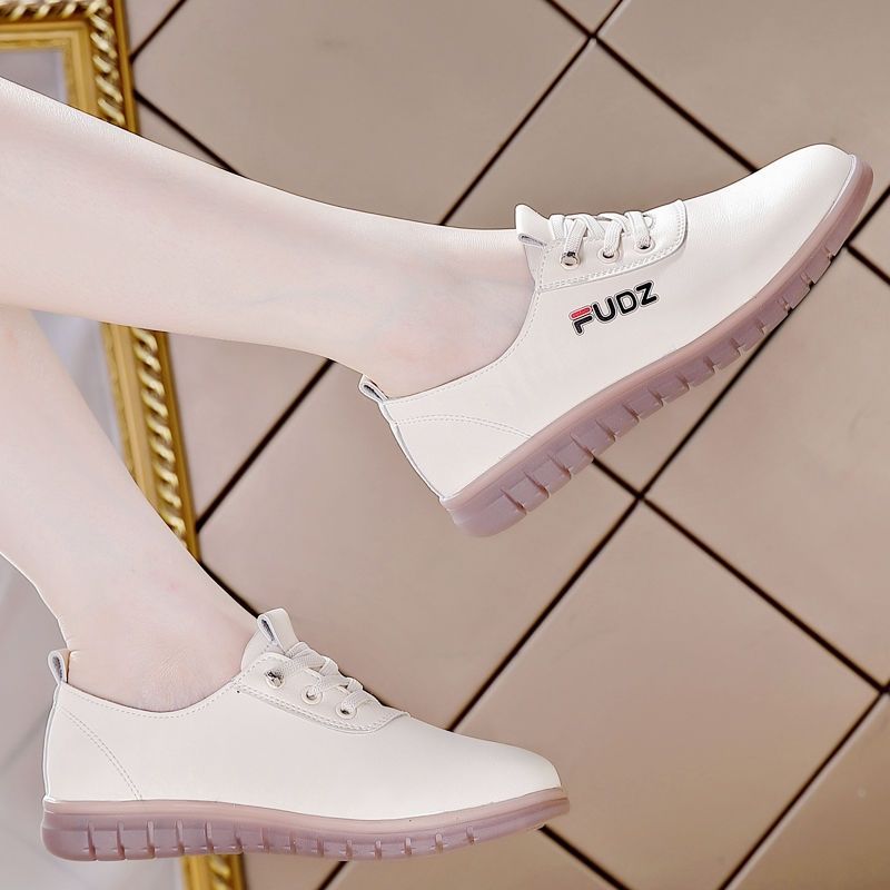 Marca 2026 nuevos zapatos de cuero suave cómodos de mediana edad zapatos de cuero casuales de madres zapatos antideslizantes de mujer