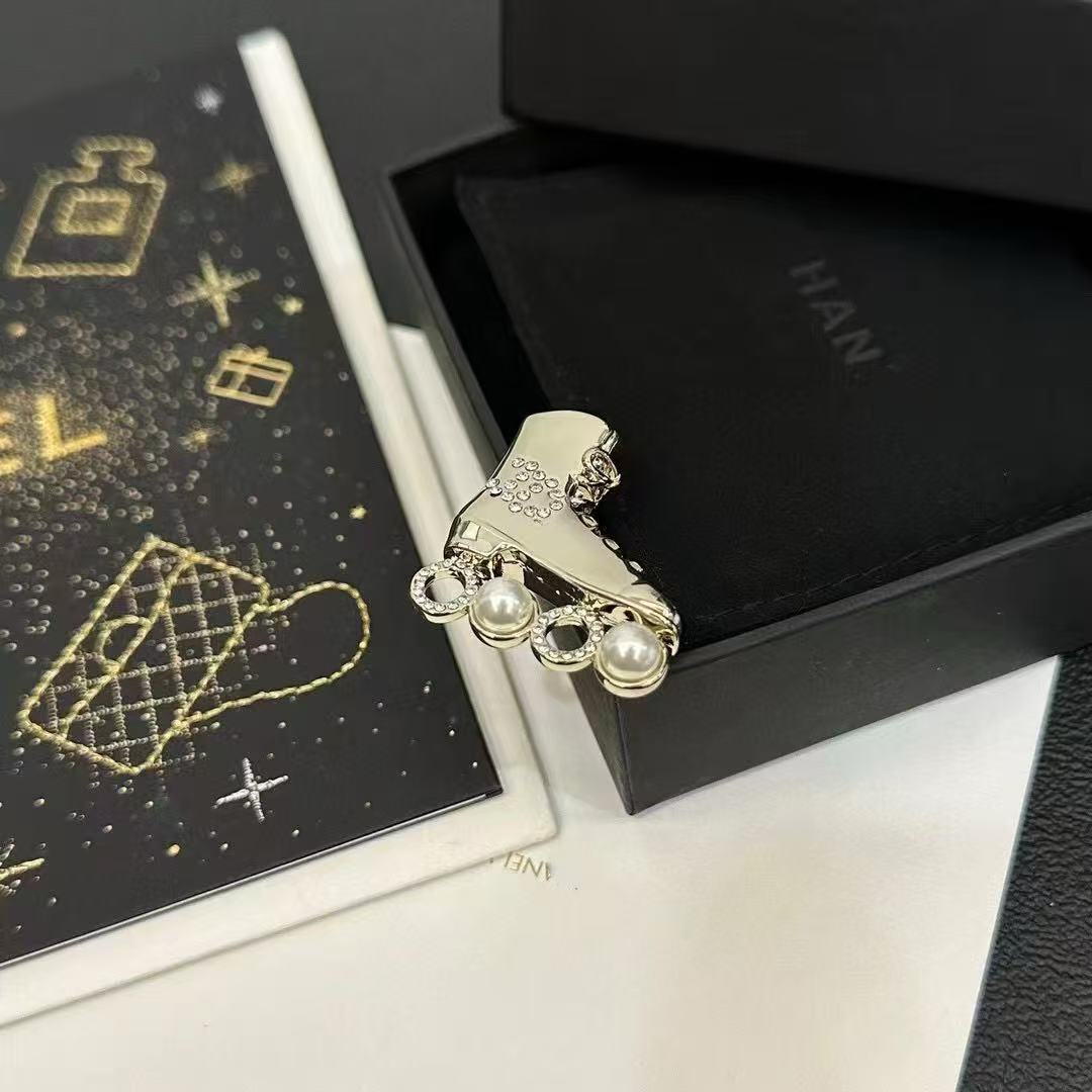 Classic Chanel-Style High-End Gold-Plated Brooch, Fashionable Retro Star Ocean Personality Trend, Sweet and Cool Heart Design