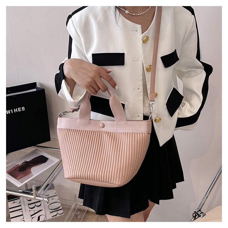Women's Medium Pu Leather Solid Color Basic Classic Style Zipper Bucket Bag display picture 7