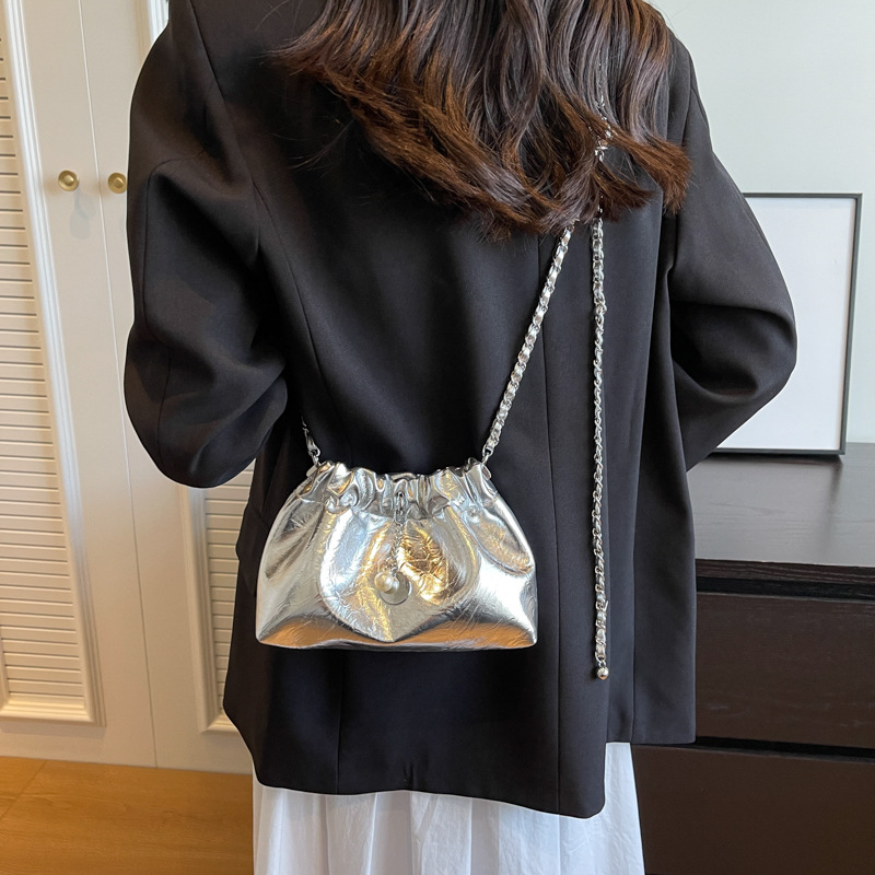 Bolso pequeño de cadena de piel de cera de aceite de estilo explosivo transfronterizo 2025 nueva tendencia bolso de mensajero de un solo hombro bolso de cubo para mujer