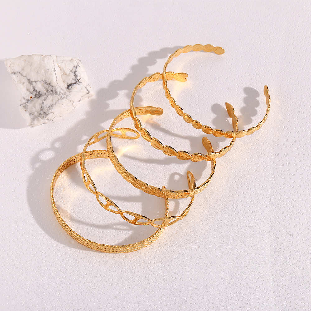 Daily Occasion 304 Stainless Steel Material PVD Coated Real Gold Plated 18K Gold Solid Color 304 Stainless Steel Fashion Waterproof Non Tarnish Bangle