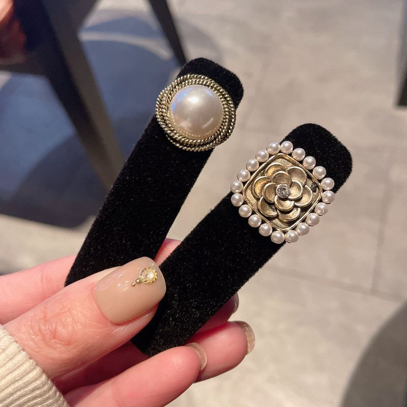 Kamelie Perlensamt Haarspange Ponyspange Seitenspange Hepburn Stil Entenschnabelspange kleine Haarnadel weibliches Haar Zubehör Kopfschmuck_voghion.com