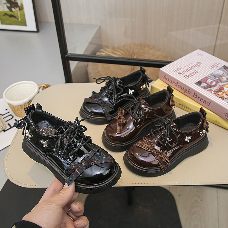 2026 nueva primavera gruesa imprimación de piel brillante para niños zapatos de cuero de niñas zapatos de arco de estilo británico vino rojo