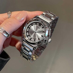 �S�ҹ�������ɯ�ֱ��¿�Ůʿ�tɫ����P��䓂��ԕr�г���Ů�����l