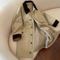 コーデュロイ襟付き綿服秋冬のゆったりした版は色のベルベットの襟のポケットの中の長いタイプのカーキ色の風衣にぶつかります。