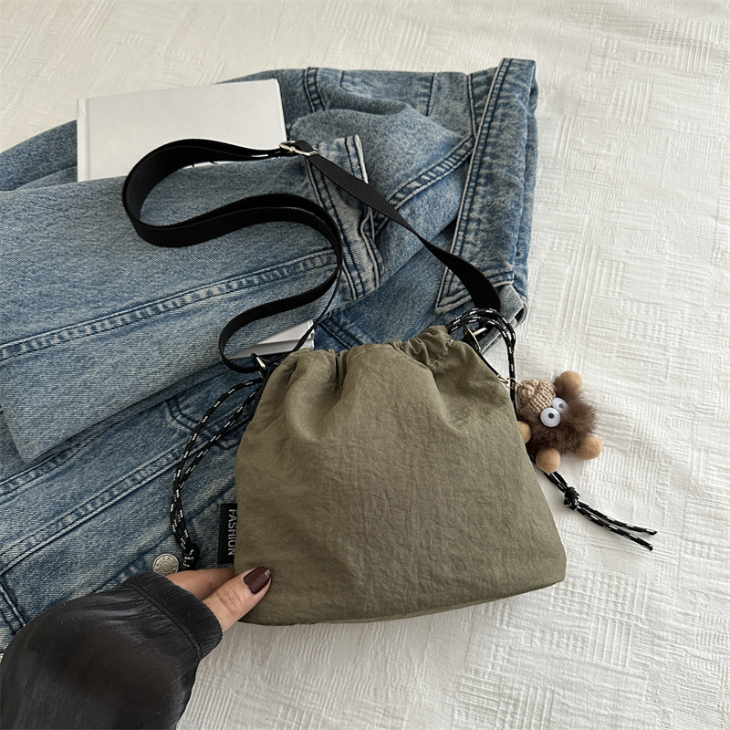 Bolsa de cubo de nylon super caliente para mujeres 2024 nueva moda de verano para estudiantes de clase bolso de hombro mochila