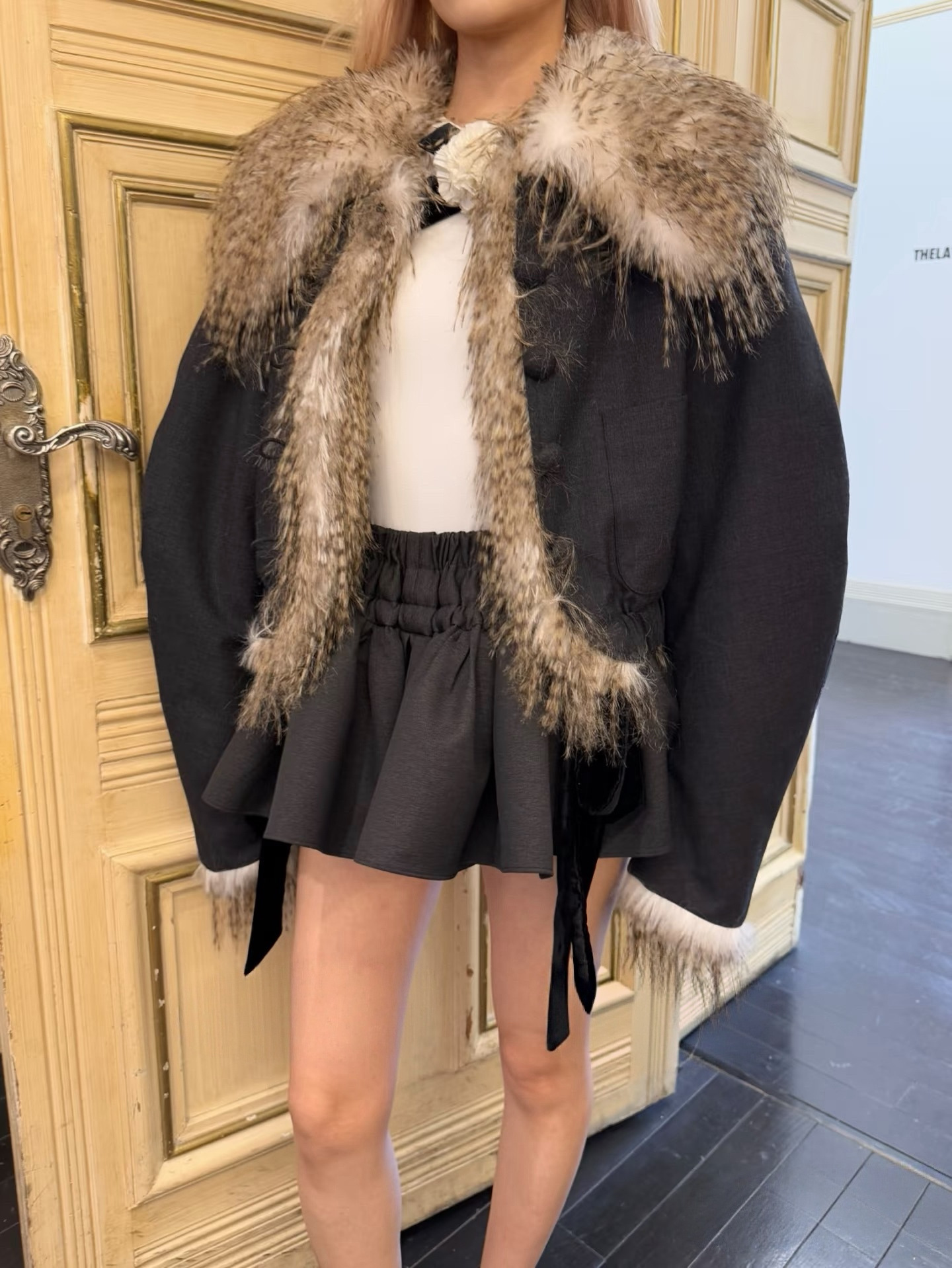 Zhao LuSi con chaqueta de cuello de lana negro frente y atrás dos chaquetas de diseño retro dulce y fresco otoño y invierno chaqueta cálida