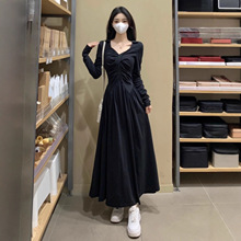 高级感赫本黑色V领长袖连衣裙秋季新款大码胖mm收腰显瘦垂感长裙