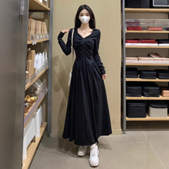 高级感赫本黑色V领长袖连衣裙秋季新款大码胖mm收腰显瘦垂感长裙