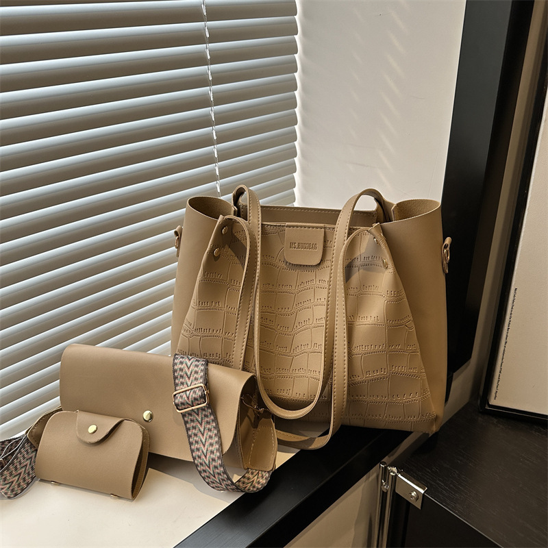 Crocodile Pattern Large Bag for Women 2025 New Retro Large Capacity Tote Bag Texture Soft Pu Pure Color Chain Commuter Bag Crocodile Pattern Large Bag for Women 2025 New Retro Large Capacity Tote Bag Texture Soft Pu Pure Color Chain Commuter Bag
