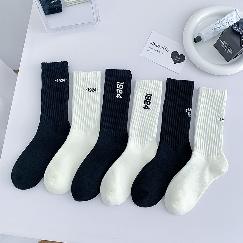 Calcetines sin hueso para mujeres de verano absorben sudor y antiolor calcetines de algodón bordados letras medias casuales Zhuhai al por mayor