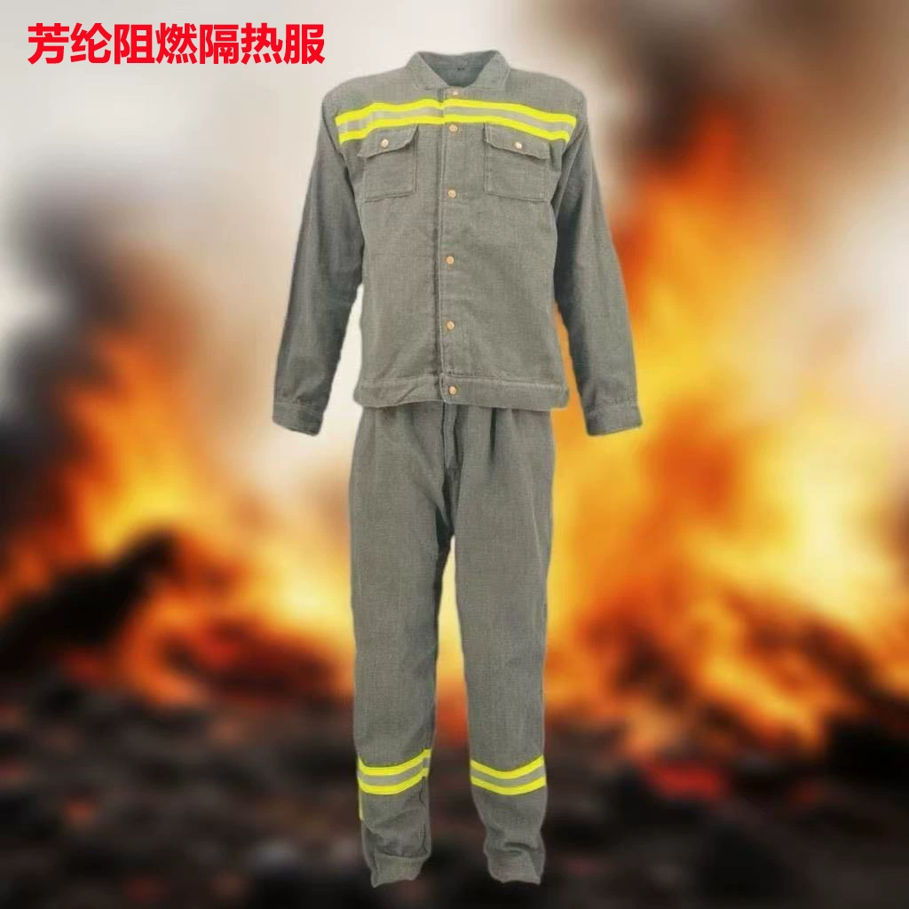 Костюм из зеленого арамидного огнестойкого материала для работы на передней части плавильной печи стекольного завода.