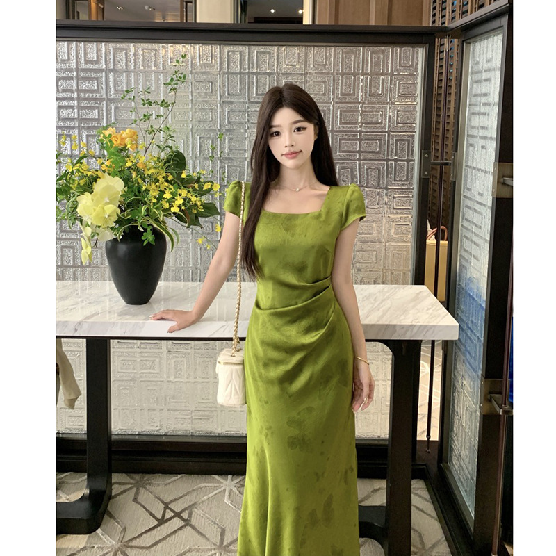 Đầm nữ satin jacquard cổ vuông tay ngắn màu xanh ngọc lục bảo — màu xanh lá cây chi tiết 1