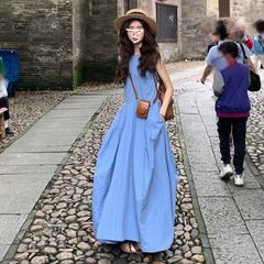 フランスのリゾート風の気質の青いベストのワンピースの女性の夏の新型のデザイン感は腰を収めて明らかにやせているa字の長いスカートを現します。
