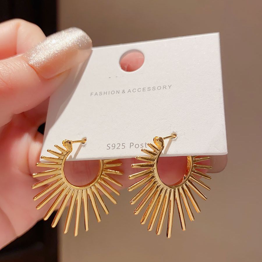 Exaggerated Stylish Sunflower Metal Earrings for Women, Niche Design, Unique, Exquisite, Fashionable and Trendyy Earrings