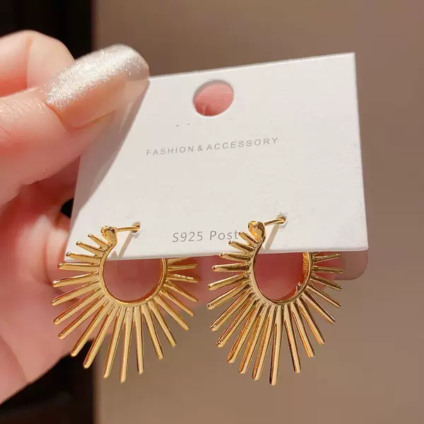 Exaggerated Stylish Sunflower Metal Earrings for Women, Niche Design, Unique, Exquisite, Fashionable and Trendyy Earrings