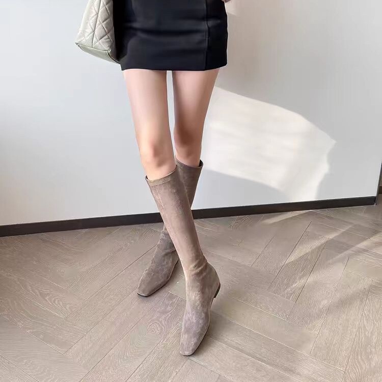 スエードのフランネルの小さい方の頭の中で高くなる美ラードの長靴の小さい背は高くなってやせている初秋の茶色の長靴を現します。|undefined