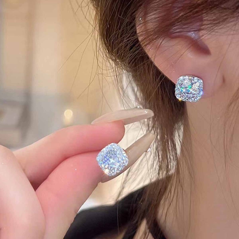 ファッショナブルでシンプル、絶妙で輝くフルダイヤモンドのスクエア型ダイヤモンドがちりばめられた、軽くて豪華な小さな角砂糖型の高級デザインイヤリング。|undefined