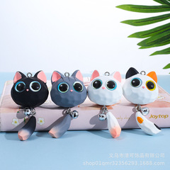 新商品の可愛い子猫がしっぽを持っています。