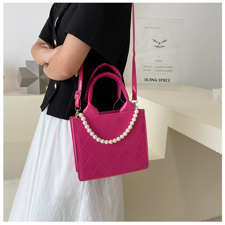 Fashion Solid Color Plaid Texture Pearl Chain Messenger Bag Wholesale Nihaojewelry display picture 17