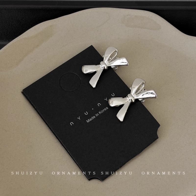 2 # Clip lateral pequeño con lazo-único plateado.