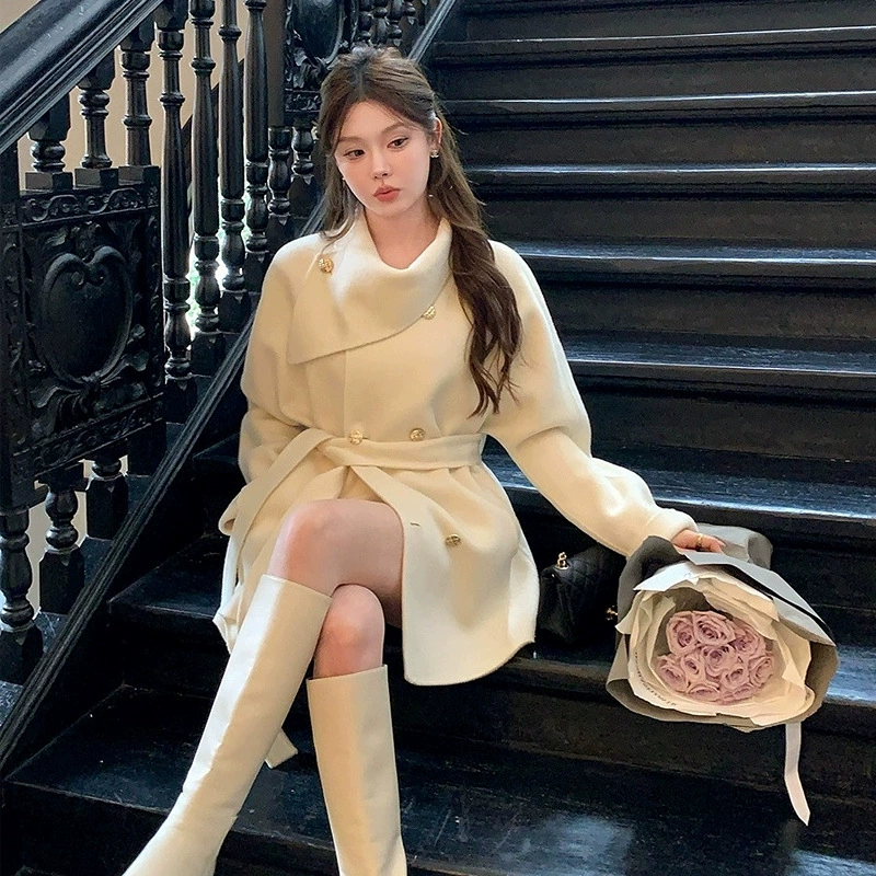 Парижское иллюстрированное издание: стиль интернет-знаменитостей 2025 года — двустороннее флисовое пальто средней длины с поясом и воротником-шарфом из чистой шерсти, новая модель