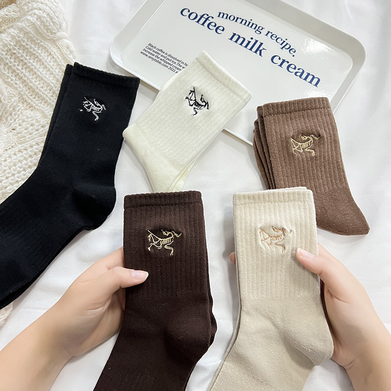 カレー色の靴下の女性insのファッションの刺繍の小鳥の高いゴムのスポーツの靴下の秋冬の韓国版の女性の綿の中で筒の靴下|undefined