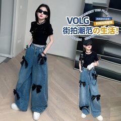 デニムの黒い蝶結びのズボン