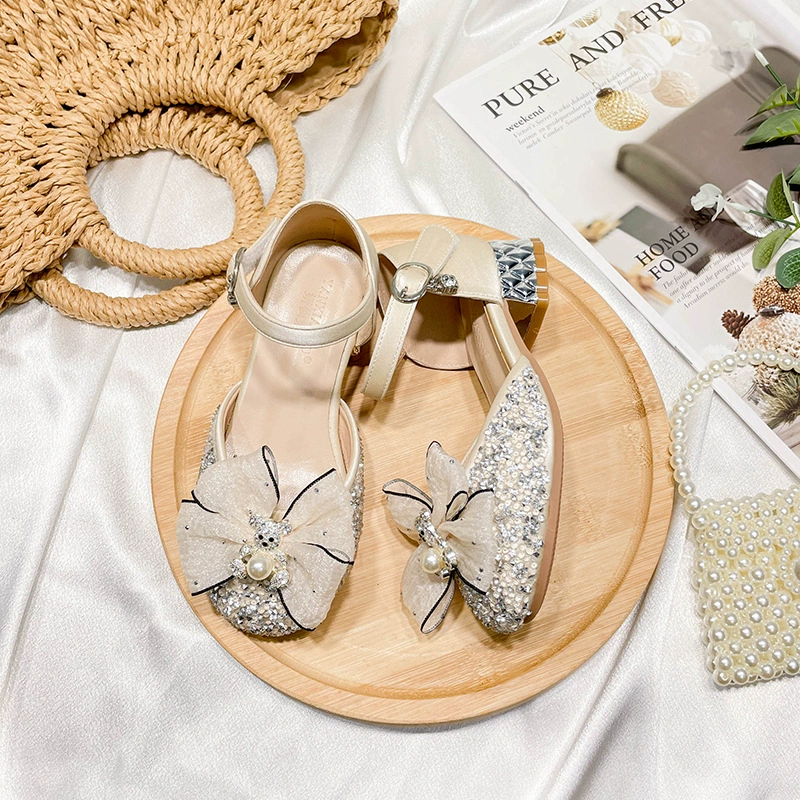 Детские туфли для девочек, лето 2025, новая модель, кожаные туфли с жемчугом, стразами, бантиками, туфли-принцессы, удобные однотонные туфли для детей постарше.