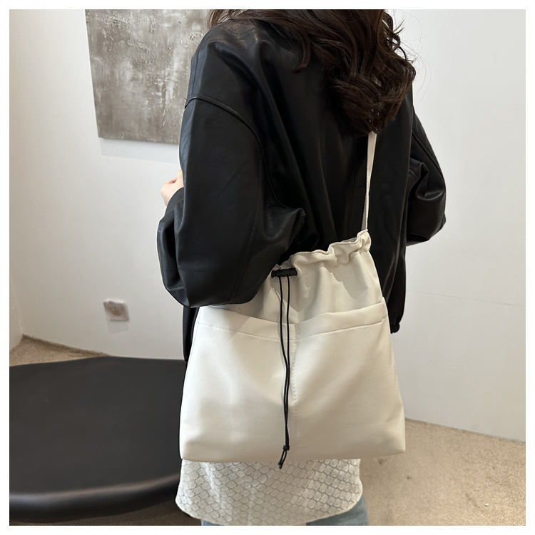The popular autumn and winter bags for women in 2024: large-capacity crossbody bag, Tote commuter bag, single-shoulder bag, soft undefined