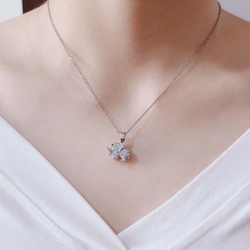 Collar de acero de titanio para mujeres simple y versátil estilo ligero de lujo nicho diseño de alta calidad no decoloración joyería de cadena de clavícula al por mayor
